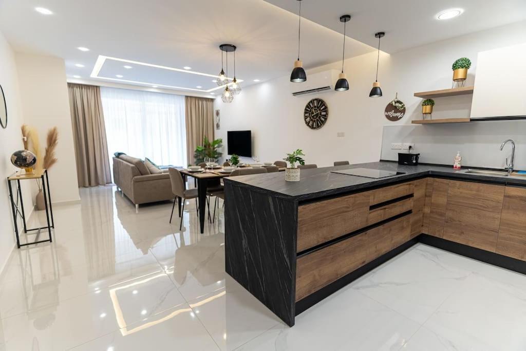 Appartement Luxury 3br In Marsascala With Balcony & Private Yard *
